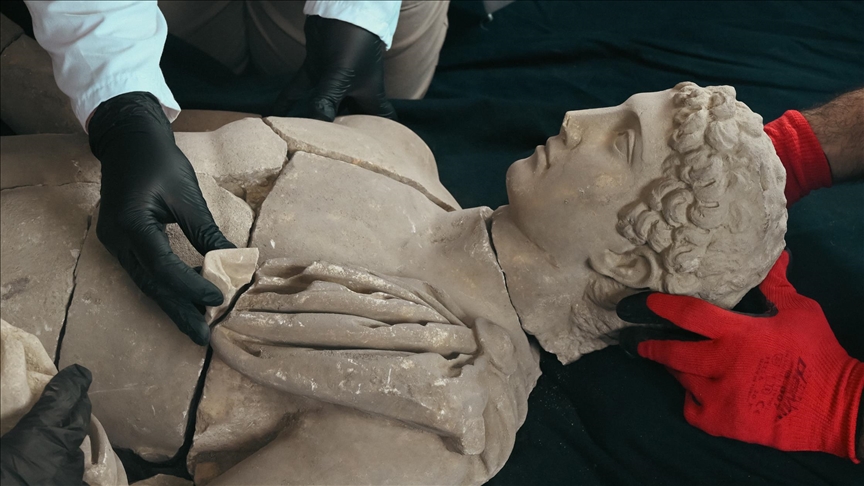 اكتشاف تمثال من عهد الإمبراطورية الرومانية في...