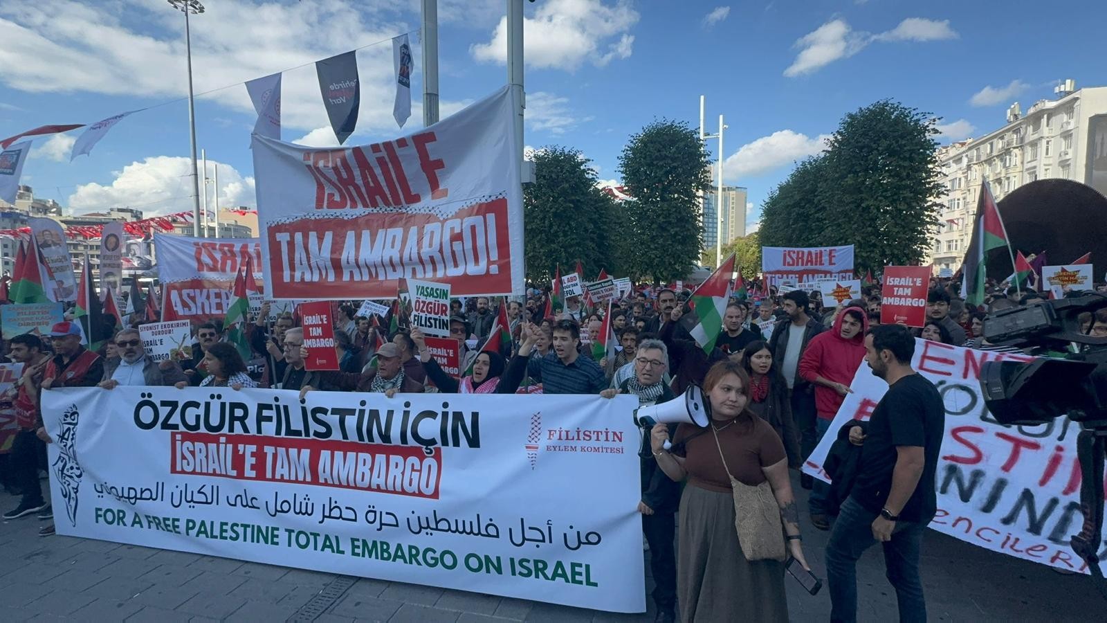 شاهد: مئات الآلاف من الأتراك يتظاهرون تضامناً...