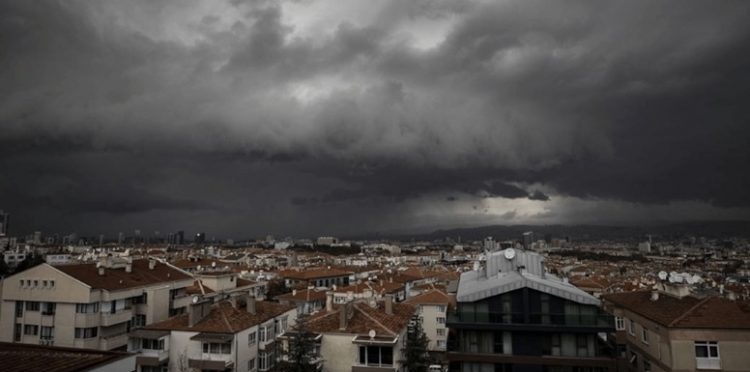 أنقرة تحذر مواطنيها من عاصفة قوية الإثنين