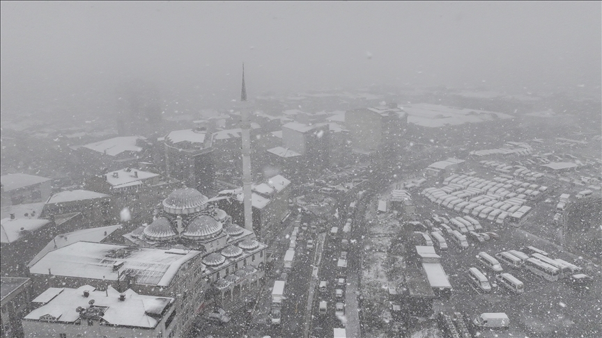 عاصفة إسطنبول: توقف رحلات الطيران وإغلاق عام...